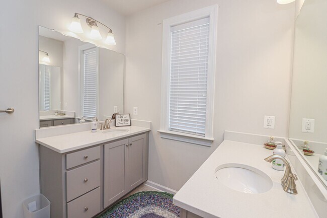 Building Photo - Stunning 3 Bed 2.5 Bath, Newer Condo-Style...