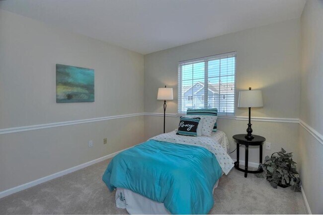 Building Photo - Spacious Remodeled Top Floor Condo, A/C, W...