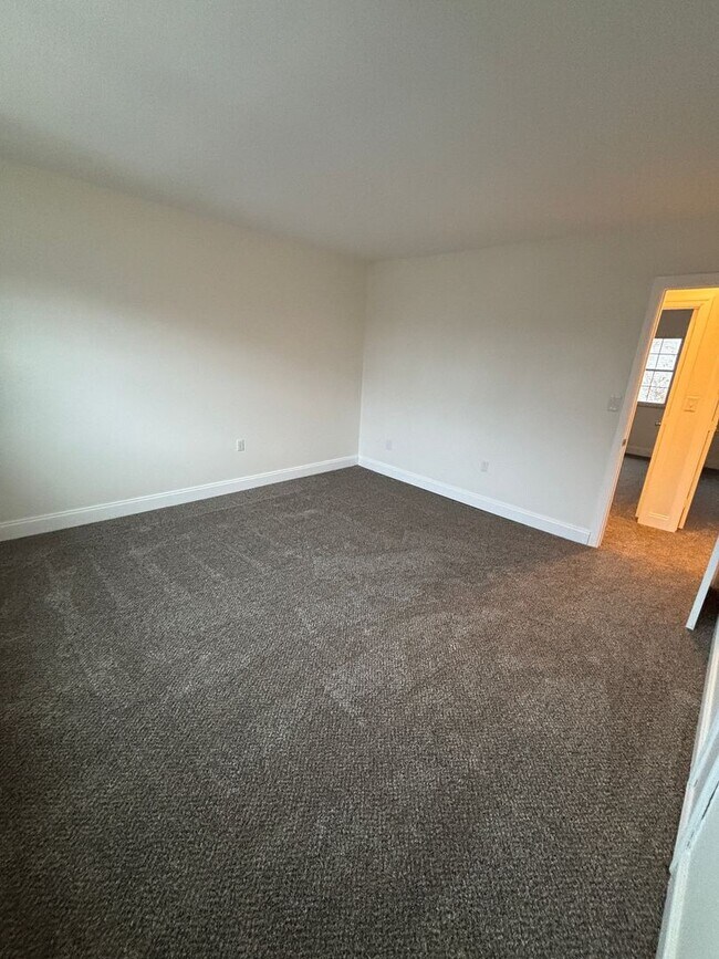 Building Photo - Pristine & Move-In Ready Townhome in Olde Forge!