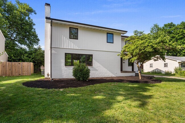 Building Photo - Four bedroom executive rental available now in Champaign's sought after Devonshire neighborhood!