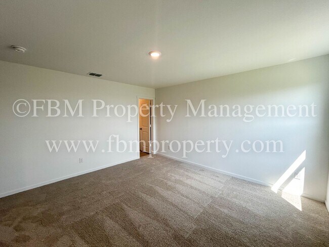 Building Photo - 644 W Criner St