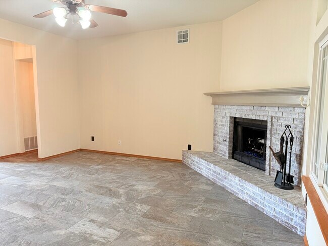 Building Photo - 700 Eastview Dr