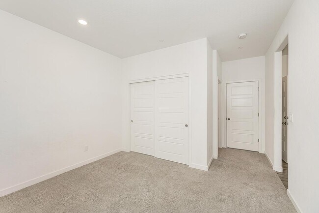 Building Photo - 2844 N Vahe Ave
