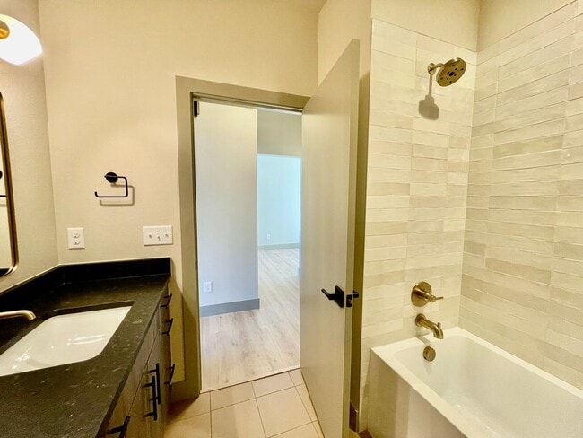 Building Photo - Spacious & Stunningly Remodeled Duplex in Central Fort Collins