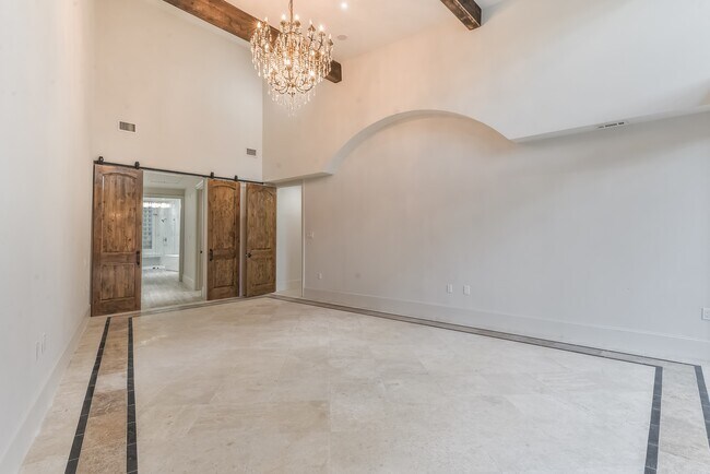 Building Photo - 15 W Shady Ln