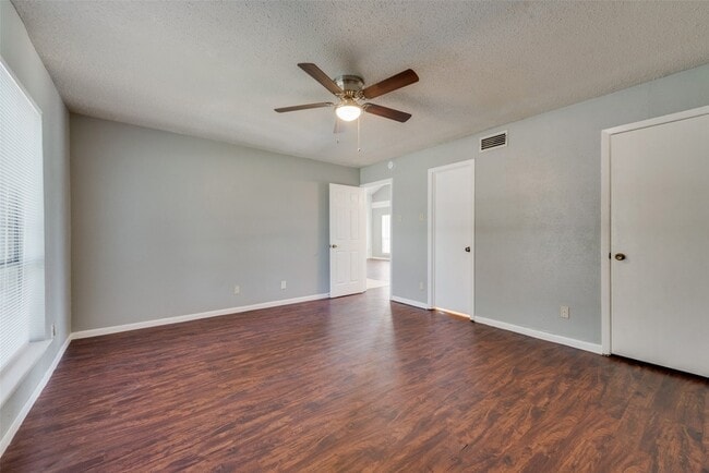 Building Photo - 209 N St Johns Dr