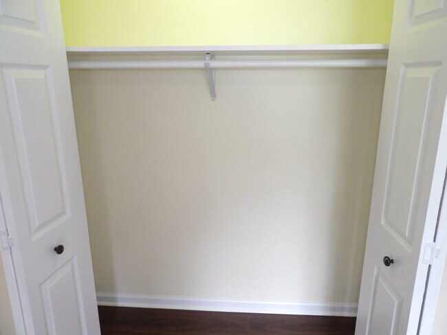 Building Photo - 102 Cedar Dr