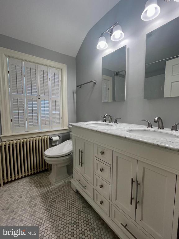 Building Photo - 3604 Oval Dr