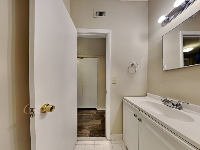 Building Photo - 7593 Sharbeth Dr S