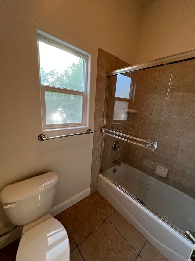 Building Photo - Gated Grand Island Home!