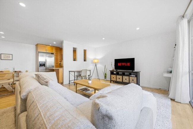 Building Photo - 6333 La Jolla Blvd