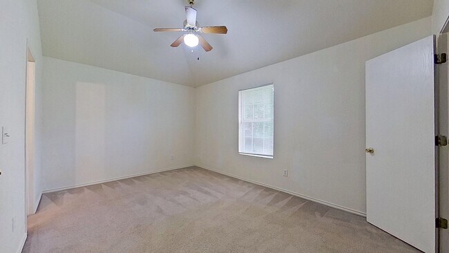 Building Photo - 2 WEEKS FREE RENT IN A 3 BEDROOM TOWNHOUSE AT $950!