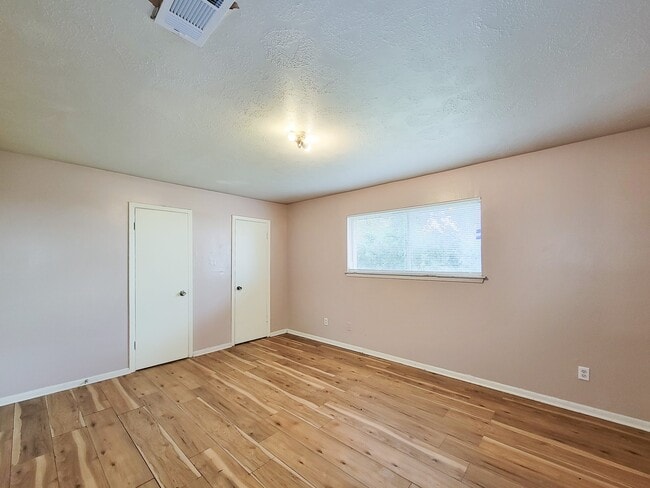 Building Photo - 2114 Yorktown Ct N
