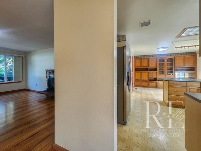 Building Photo - Spacious 4-Bedroom Rambler with Fenced Yar...