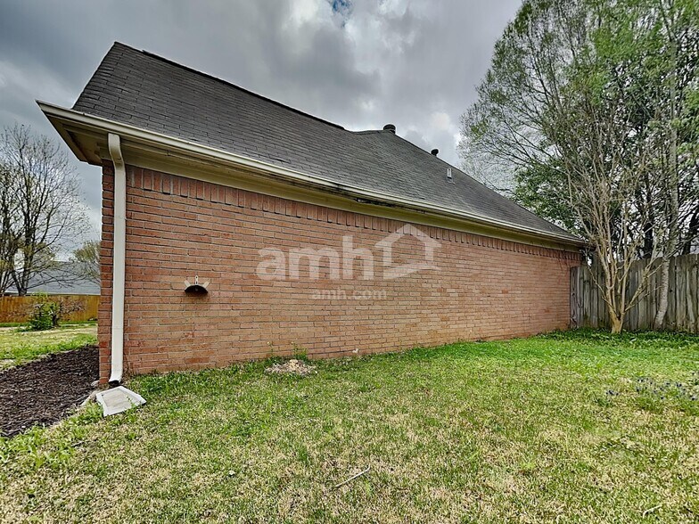 Building Photo - 245 Brookstone Cove