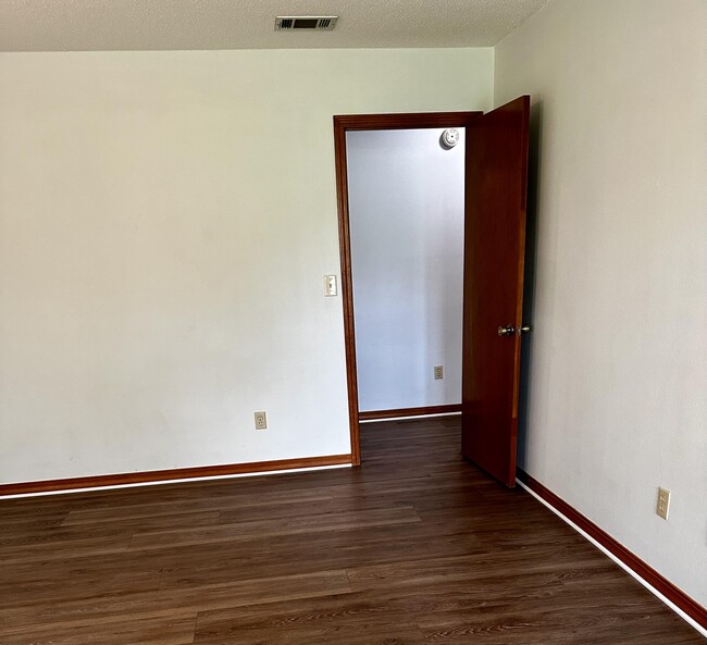 Building Photo - 109 Dominica Way