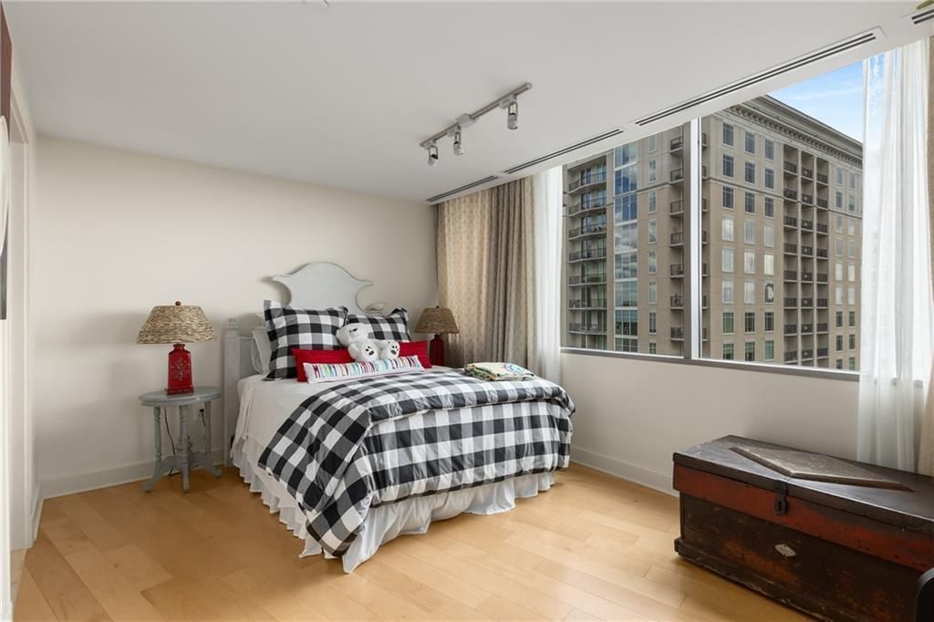 Building Photo - 700 Park Regency Pl NE