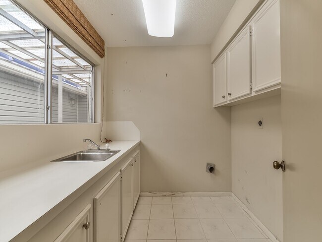 Building Photo - 9406 Bassoon Dr