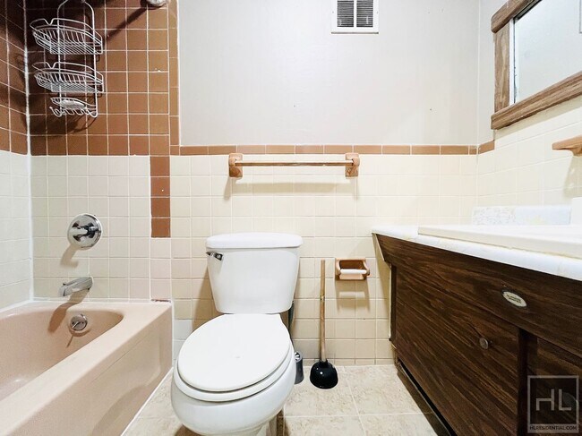 Building Photo - Your Charming & Spacious 3 Bed Apartment! ...