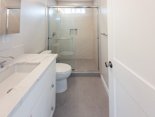 Building Photo - 1000-1006 Tilton