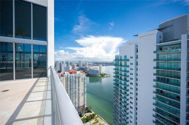 Building Photo - 1300 Brickell Bay Dr