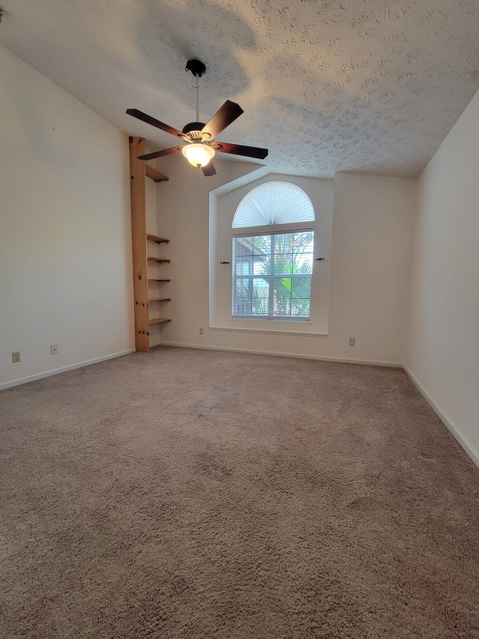 Master bedroom - 137 Marsh Edge Ln