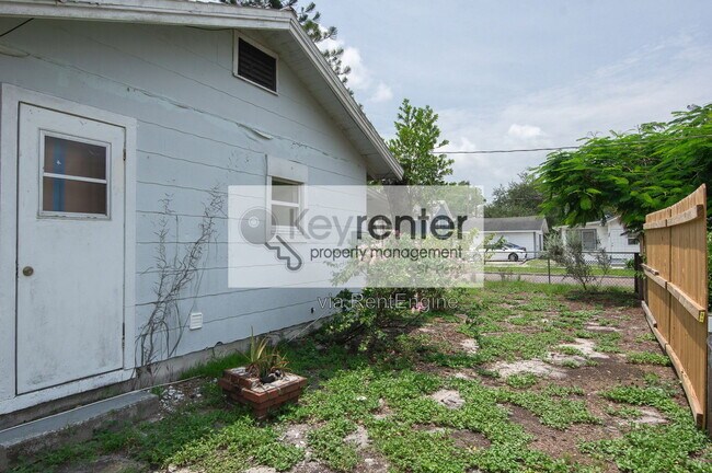 Building Photo - 2421 1/2 Burlington Avenue North