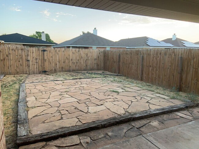 Building Photo - Fantastic House Available June 6th in Fren...