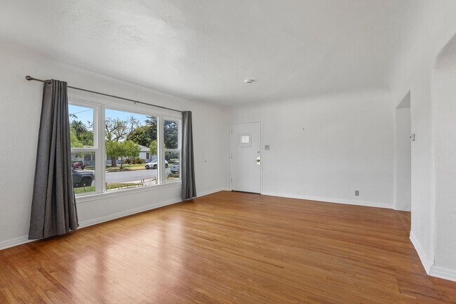 Building Photo - 3Bd/2ba Home w/parking in Santa Monica