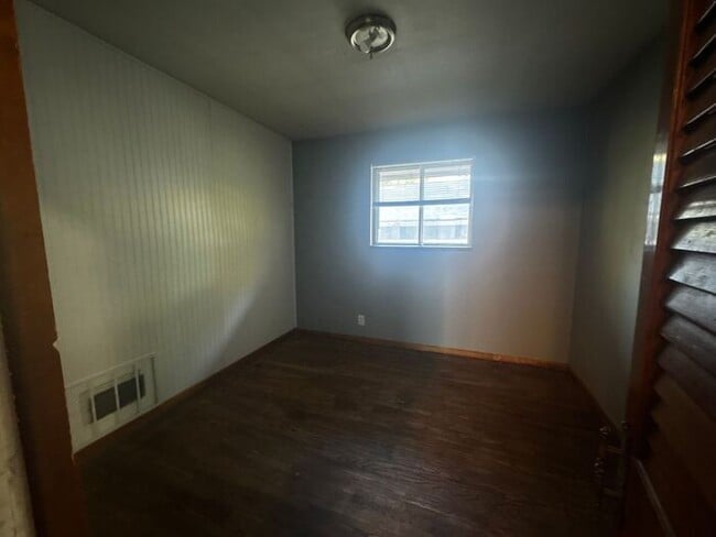 Building Photo - 3 Bedroom, 1 Bath House on Cul De Sac!