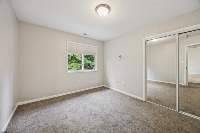 Building Photo - 2 Woodstock Dr