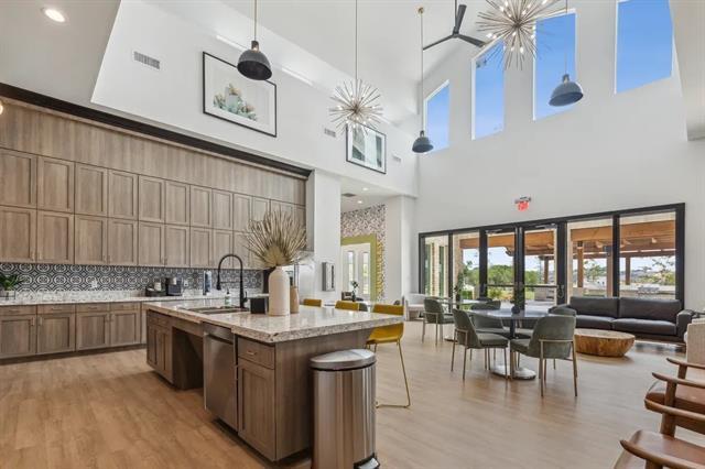 Building Photo - 717 Leavenworth Dr