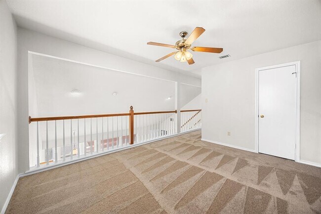 Building Photo - 17121 Valley Glen Rd