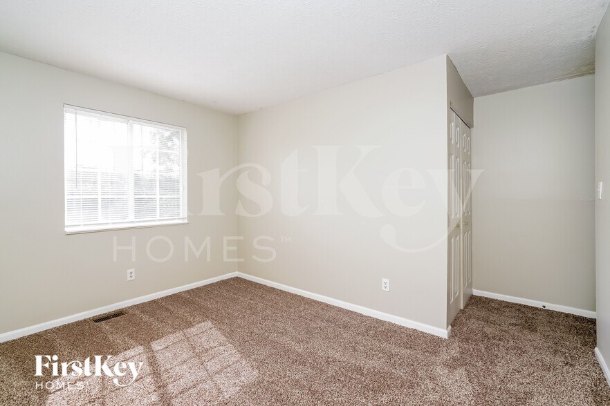 Building Photo - 5821 Buck Rill Dr