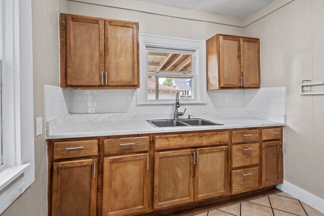 Building Photo - 1120 Fountain St NE