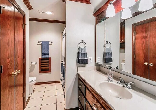 Building Photo - Executive Living in Norman complete with N...