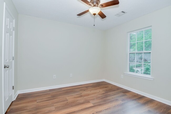 Building Photo - Updated 2 Bed 2 Bath Townhouse!