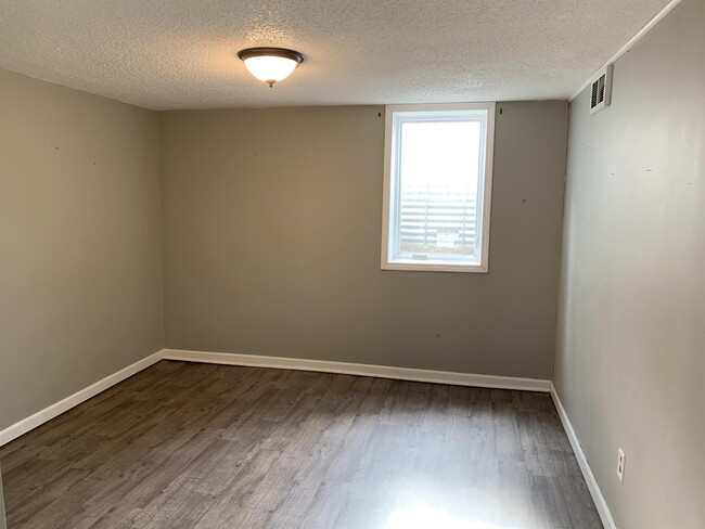 Building Photo - 513 W Clark St