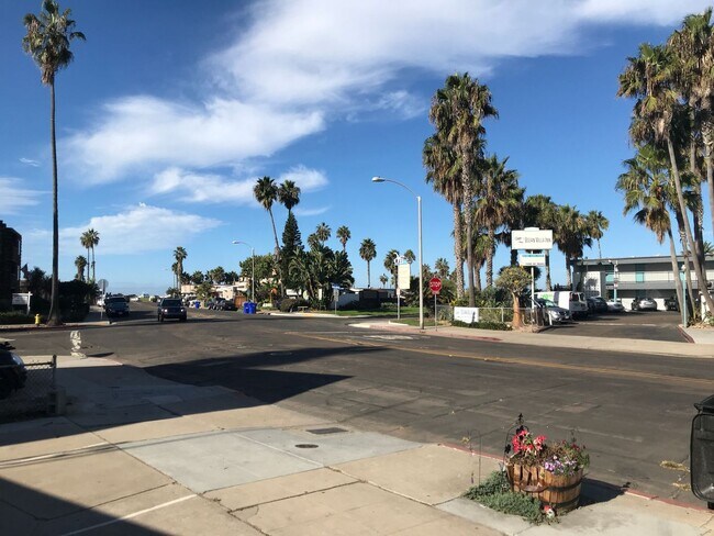 Primary Photo - Awesome beach cottage across the Street fr...