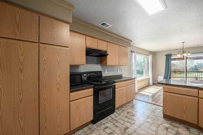 Building Photo - Exceptionally Maintained 2-Story Home in G...