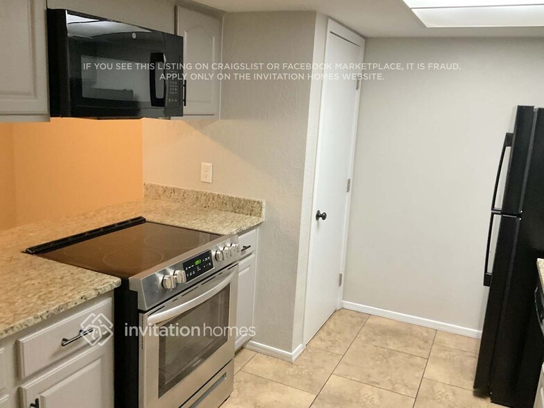 Building Photo - 441 E Royal Palms Dr