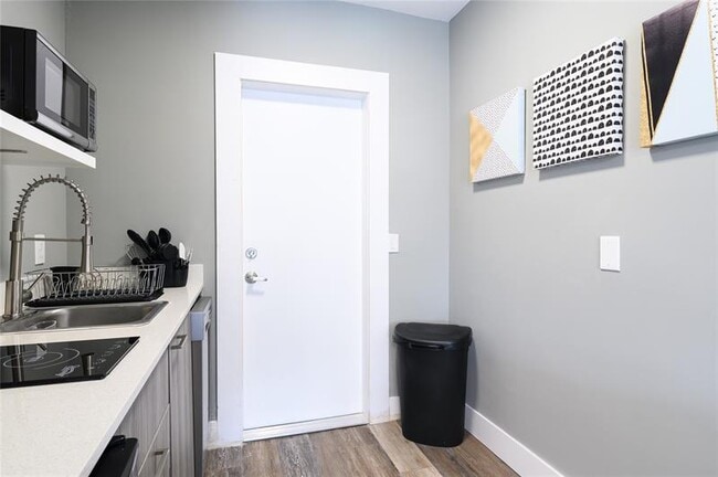 Building Photo - 1020 N Victoria Park Rd