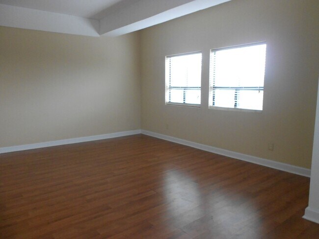 Building Photo - Cozy 2 Bedroom Apartment - Walk to UGA Cam...