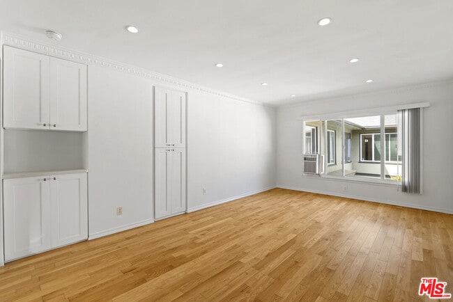 Primary Photo - 1233 N Harper Ave