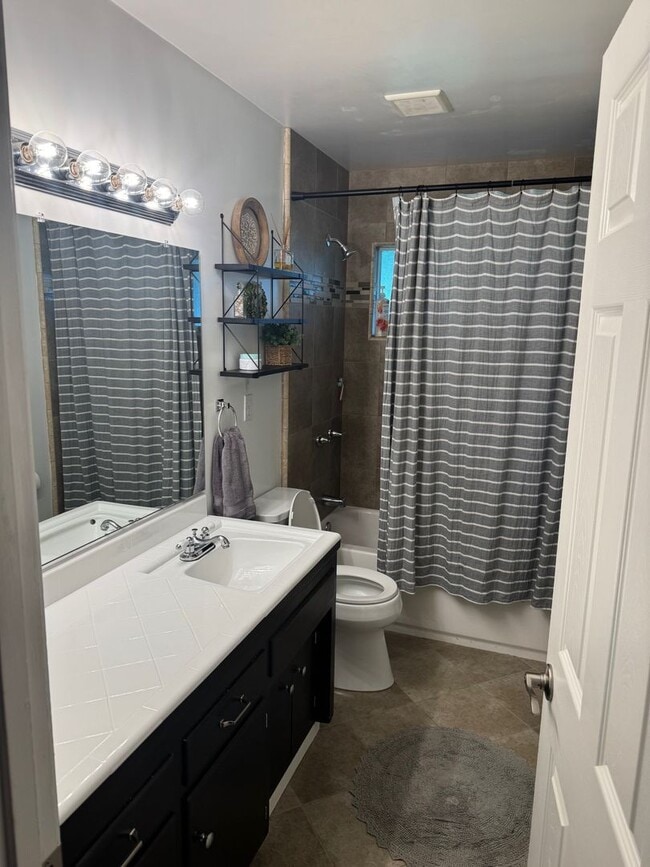 Building Photo - Gorgeous Updated 3 Bedroom in the heart of...