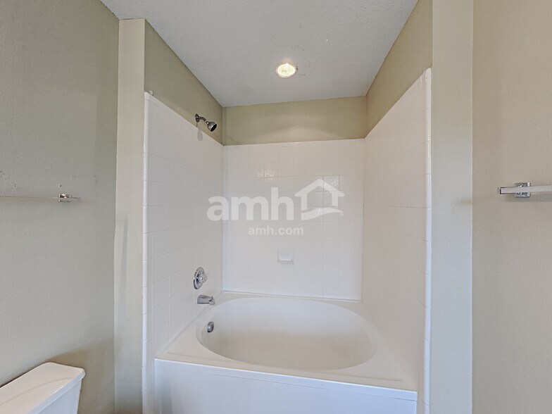 Building Photo - 1303 Range Fld