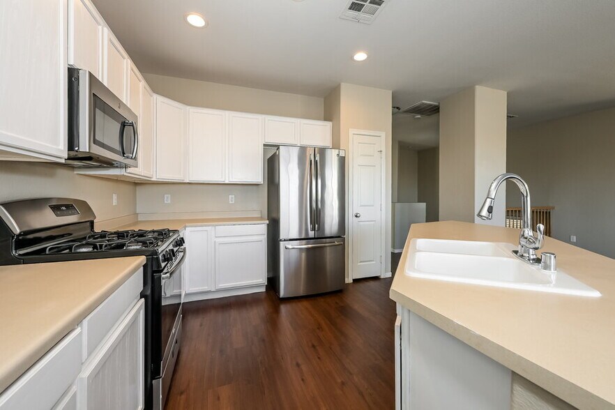 Building Photo - 3564 Chelsea Grove St