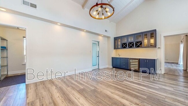 Building Photo - 475 Country Club Dr