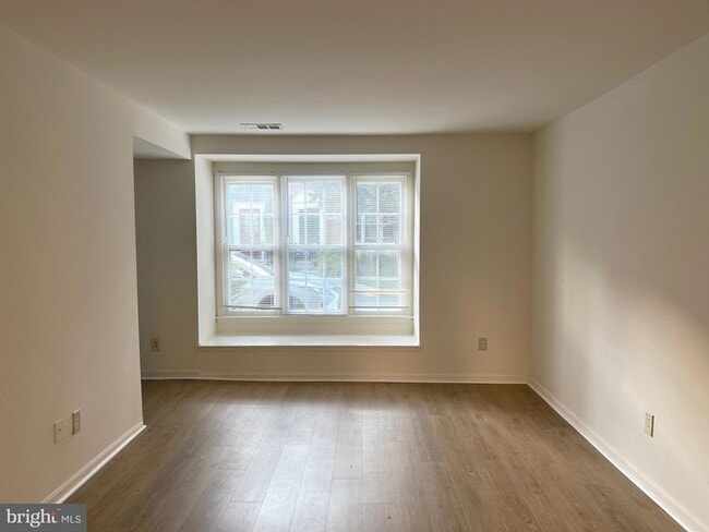 Building Photo - 6747 Kenwood Forest Ln