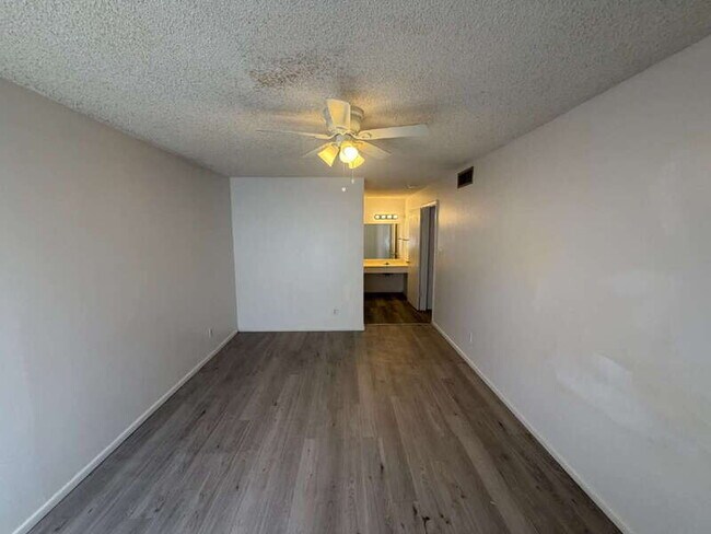 Building Photo - 10660 W Concordia Dr